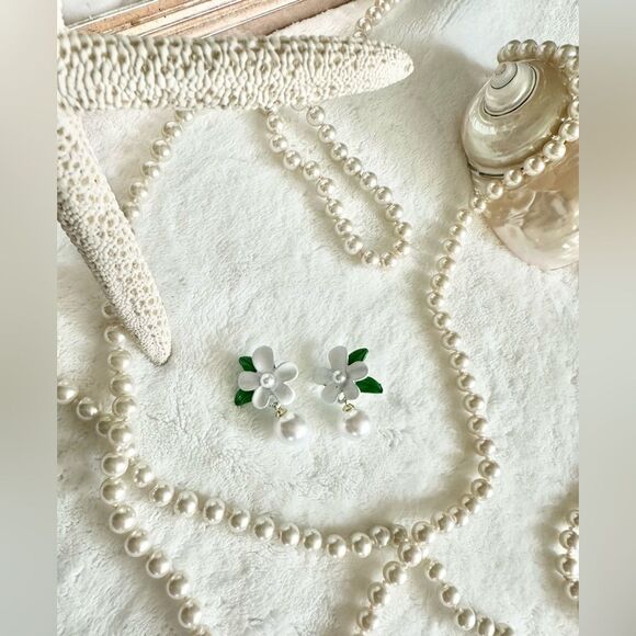 White orange blossom flower with pearl dangle earrings - Picture 4 of 8